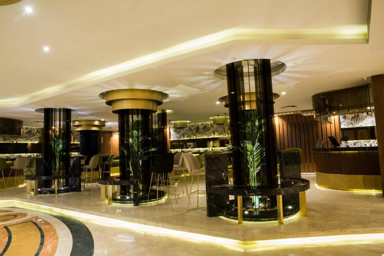 Pyramisa Suites Hotel Cairo Giza Extérieur photo The lobby of the hotel