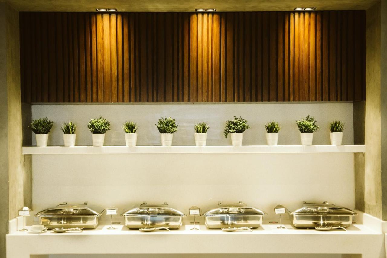 Pyramisa Suites Hotel Cairo Giza Extérieur photo The hotel's breakfast buffet