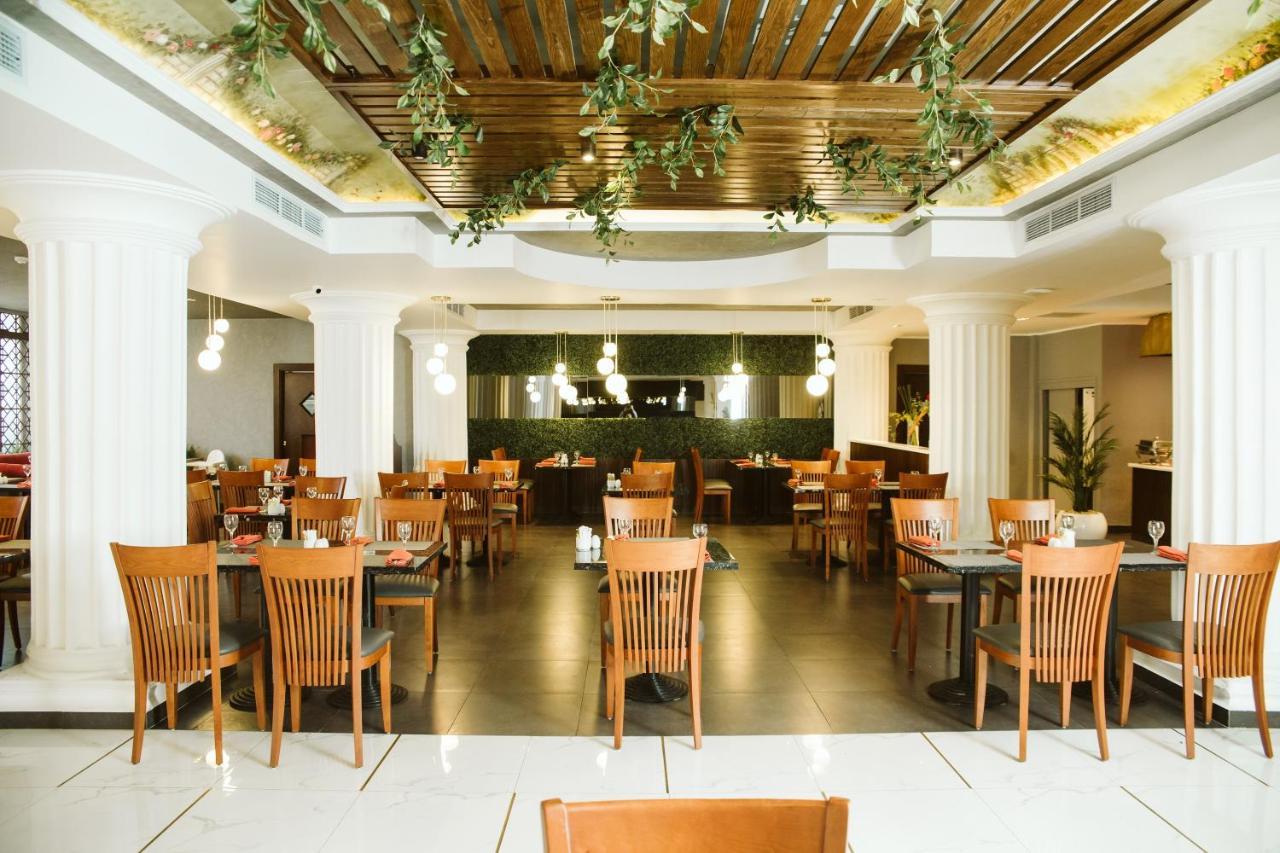 Pyramisa Suites Hotel Cairo Giza Extérieur photo The interior of the restaurant