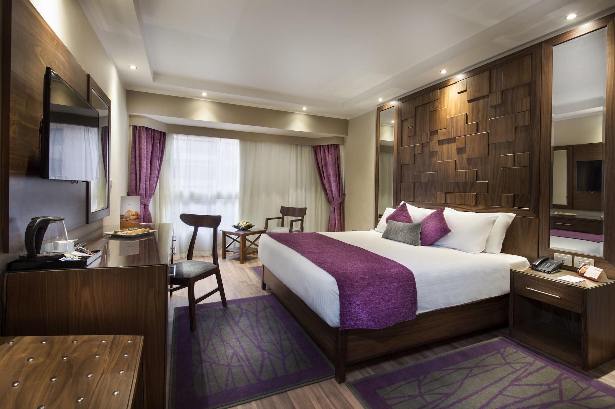 Pyramisa Suites Hotel Cairo Giza Extérieur photo A room at the hotel