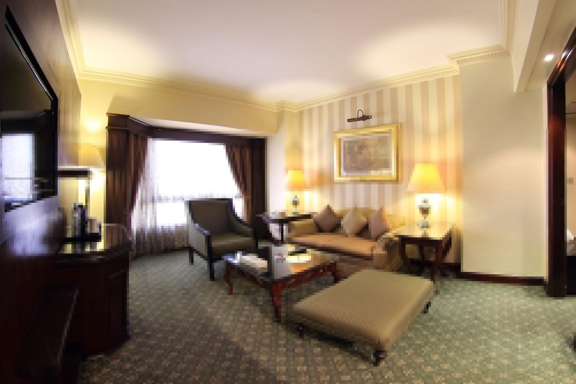 Pyramisa Suites Hotel Cairo Giza Extérieur photo A room at the hotel