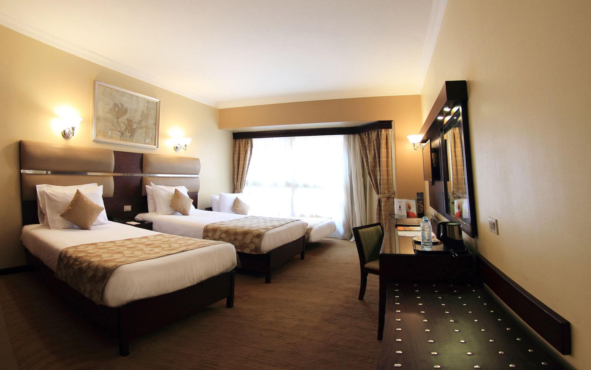 Pyramisa Suites Hotel Cairo Giza Extérieur photo A room at the hotel