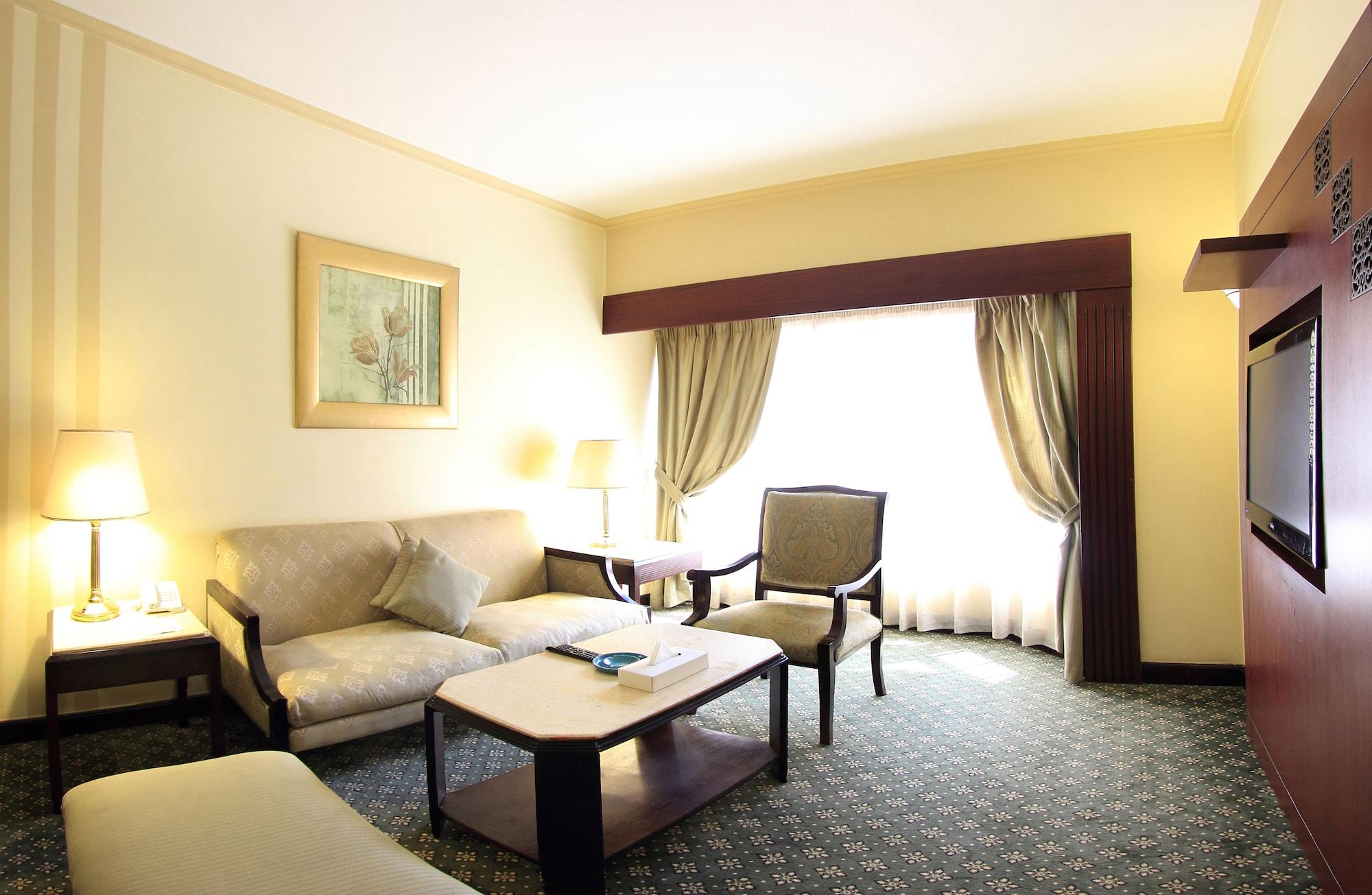 Pyramisa Suites Hotel Cairo Giza Extérieur photo A room at the hotel