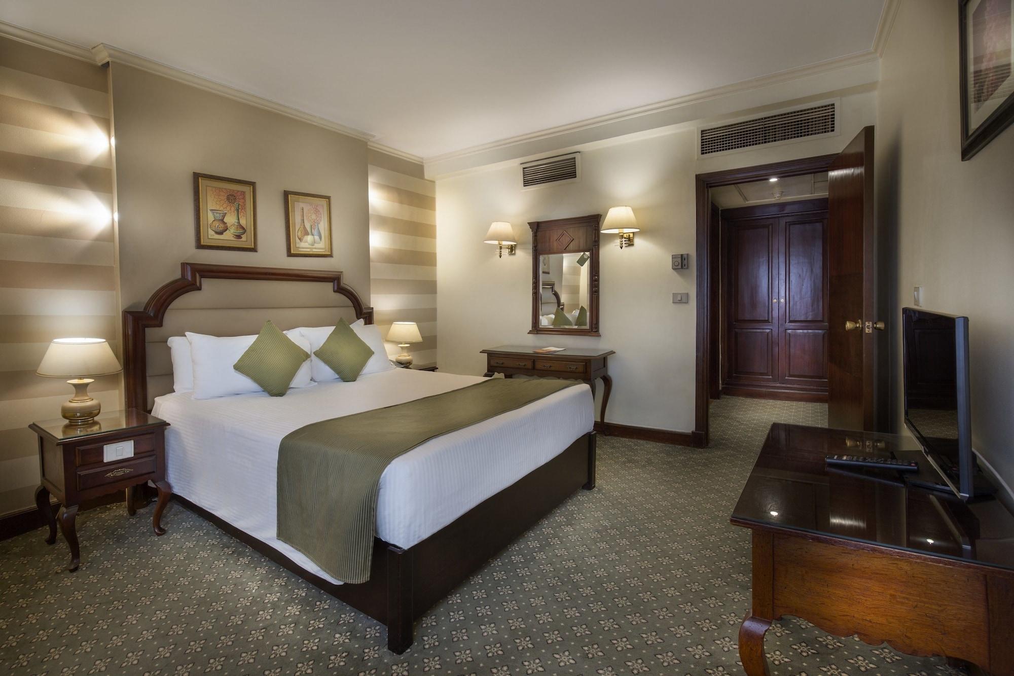 Pyramisa Suites Hotel Cairo Giza Extérieur photo A room at the hotel