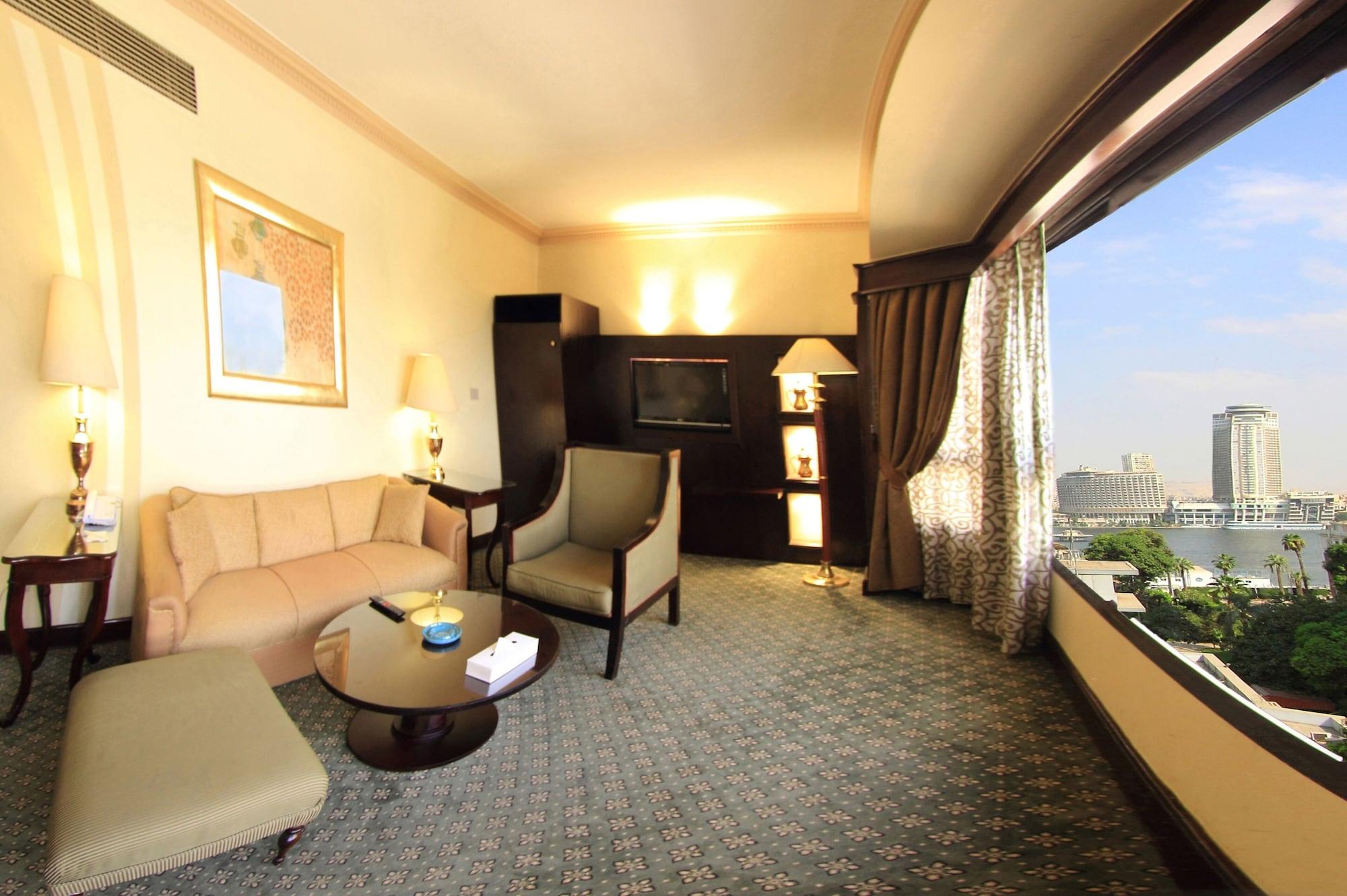 Pyramisa Suites Hotel Cairo Giza Extérieur photo A room at the hotel