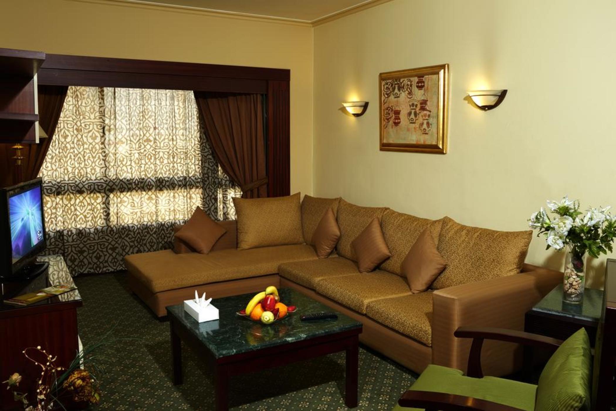Pyramisa Suites Hotel Cairo Giza Extérieur photo A living room in a hotel