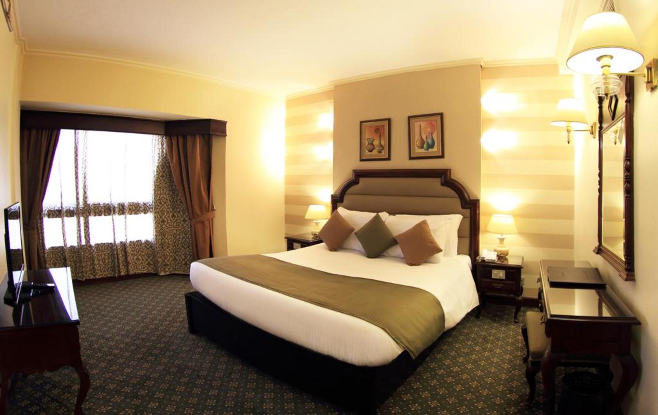 Pyramisa Suites Hotel Cairo Giza Extérieur photo A room at the hotel