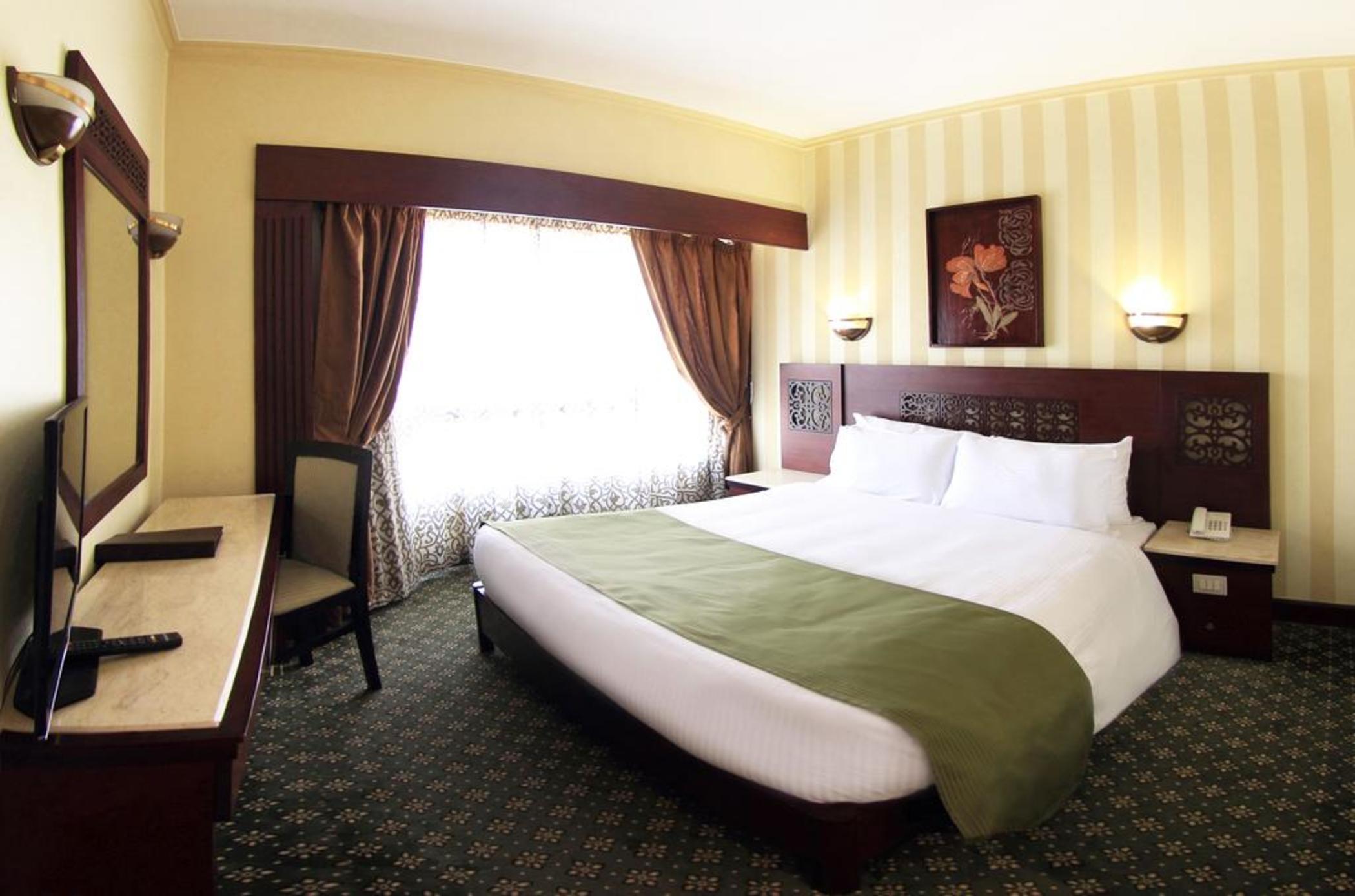 Pyramisa Suites Hotel Cairo Giza Extérieur photo A room at the hotel