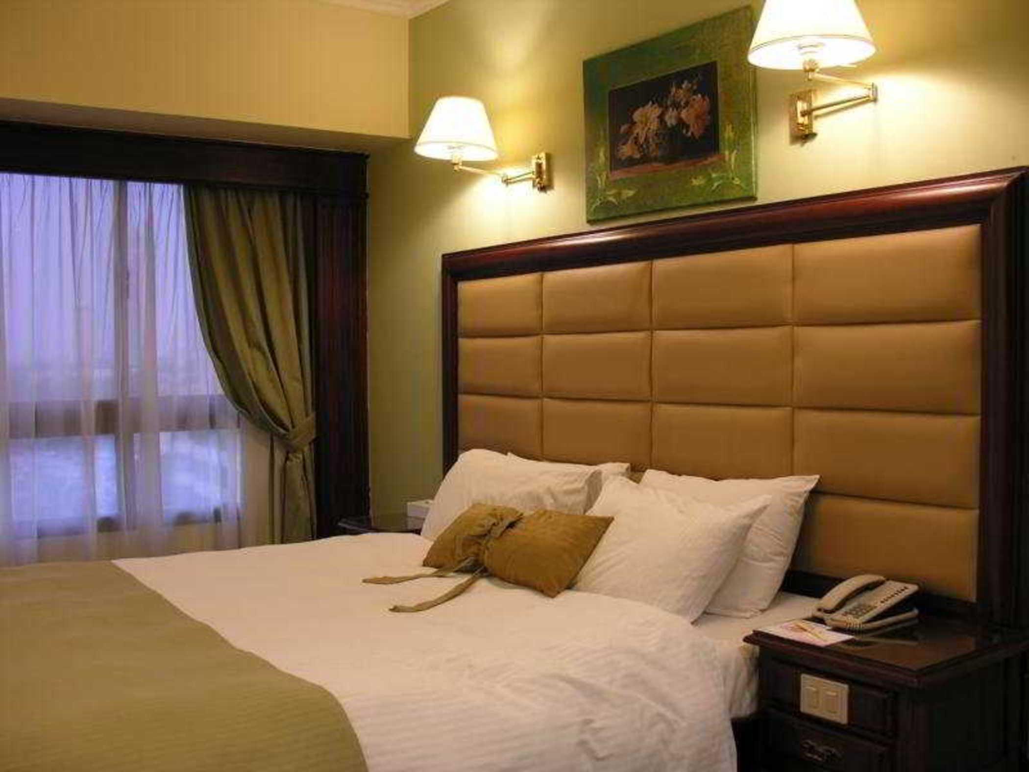 Pyramisa Suites Hotel Cairo Giza Extérieur photo A room at the hotel
