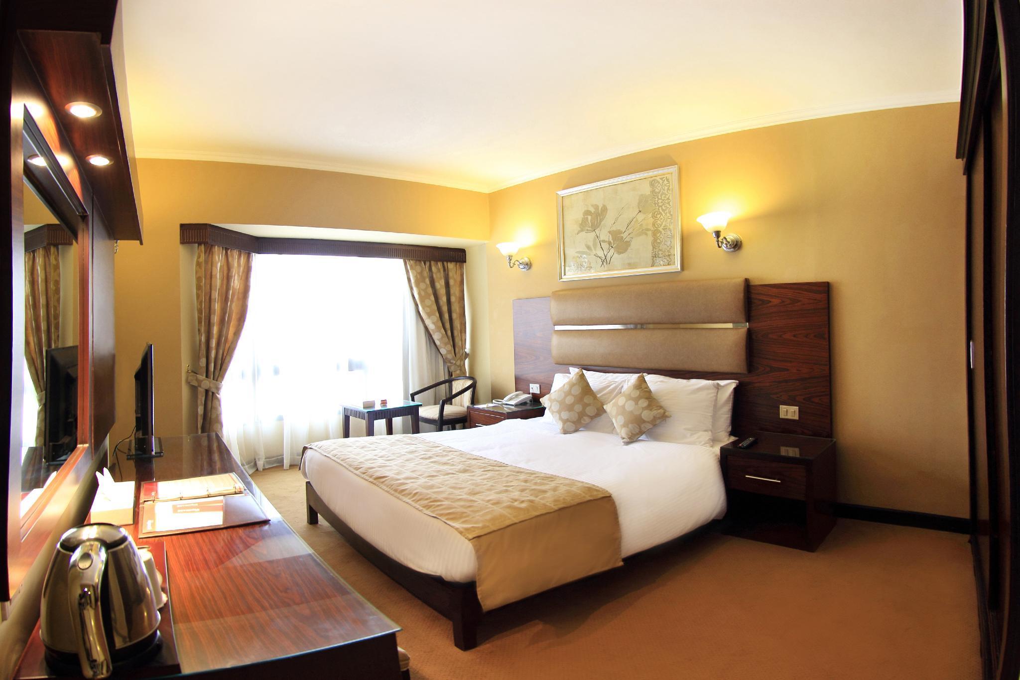 Pyramisa Suites Hotel Cairo Giza Extérieur photo A room at the hotel