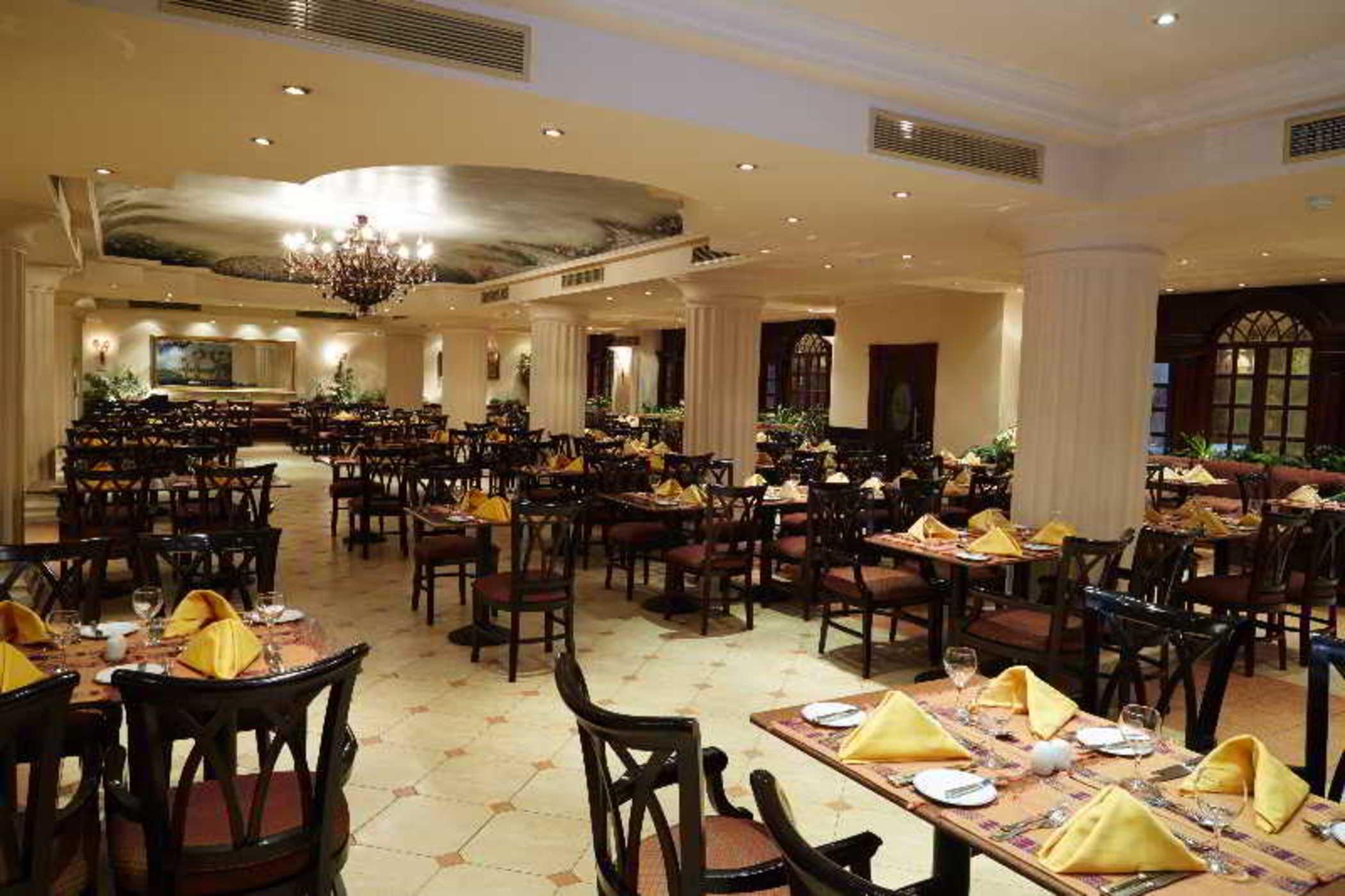 Pyramisa Suites Hotel Cairo Giza Extérieur photo The restaurant