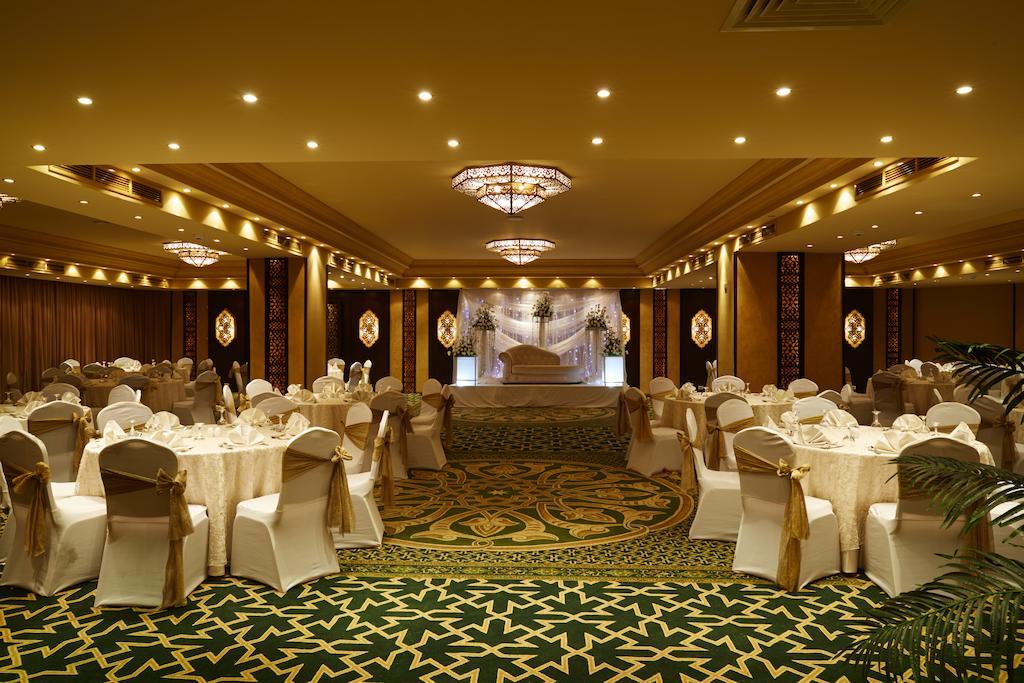 Pyramisa Suites Hotel Cairo Giza Extérieur photo The hotel's ballroom