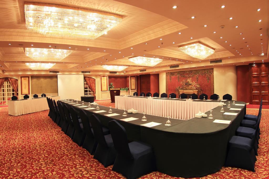Pyramisa Suites Hotel Cairo Giza Extérieur photo The meeting room of the hotel