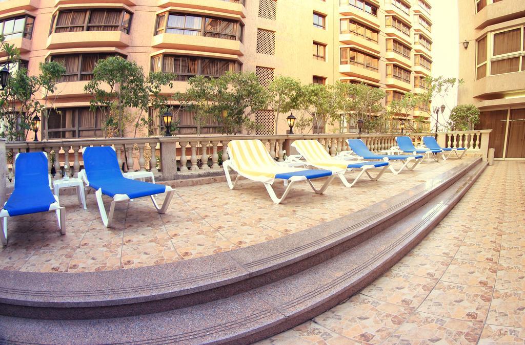 Pyramisa Suites Hotel Cairo Giza Extérieur photo A balcony of a modern apartment in Dubai