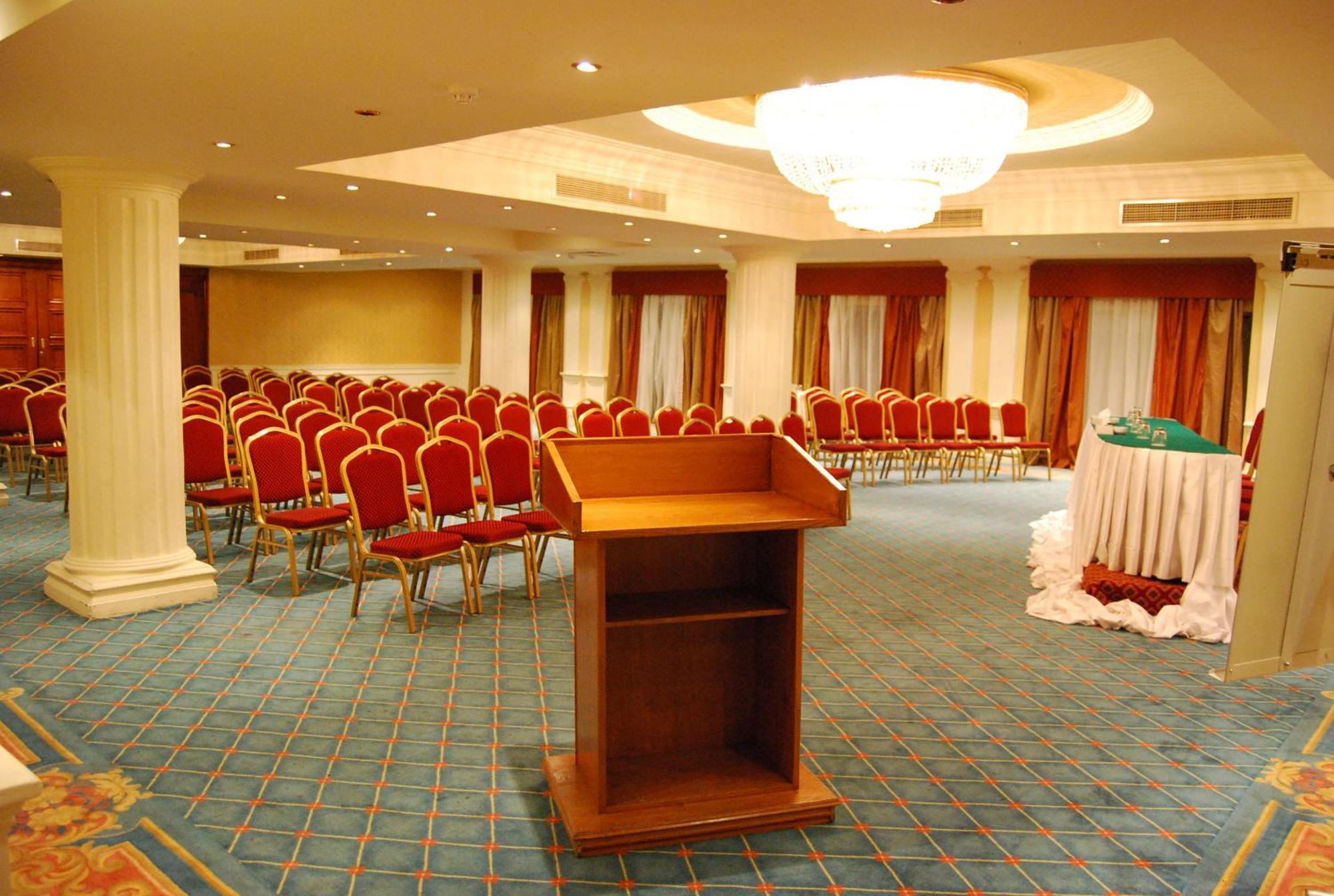 Pyramisa Suites Hotel Cairo Giza Extérieur photo The hotel's conference hall