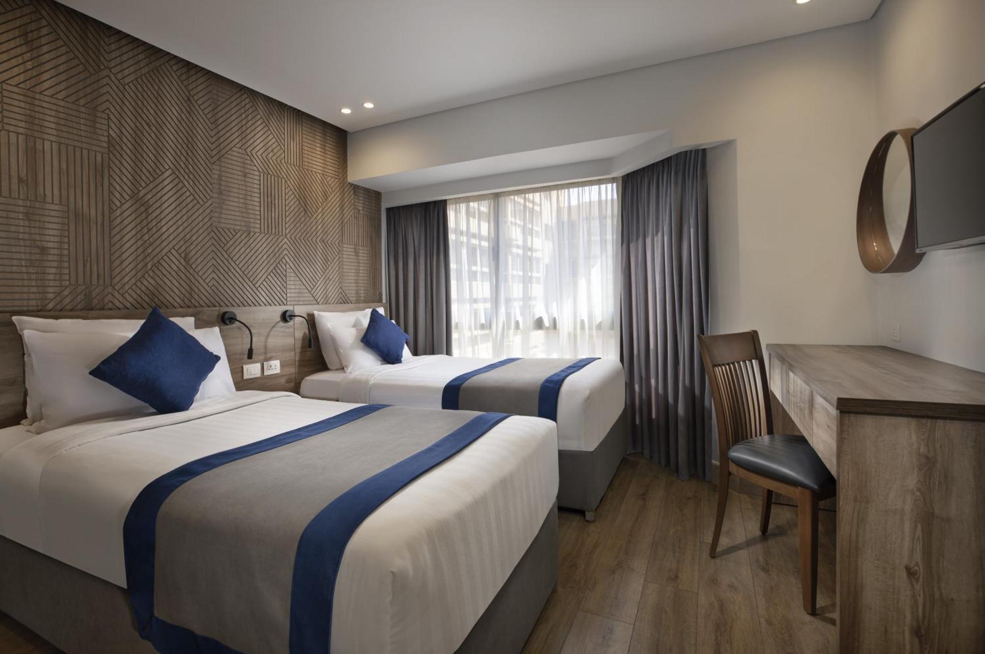 Pyramisa Suites Hotel Cairo Giza Extérieur photo A room at the hotel