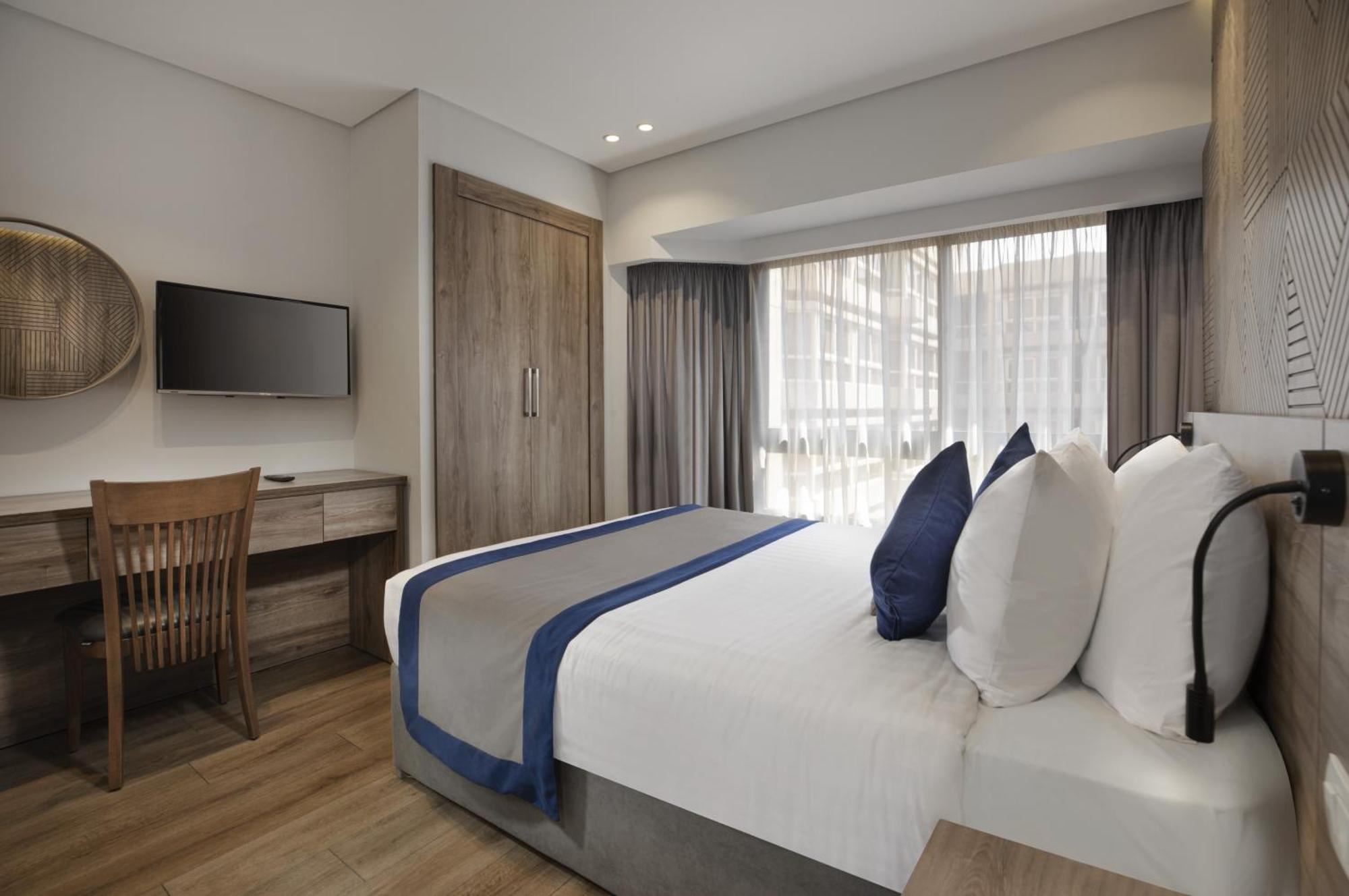 Pyramisa Suites Hotel Cairo Giza Extérieur photo A room at the hotel