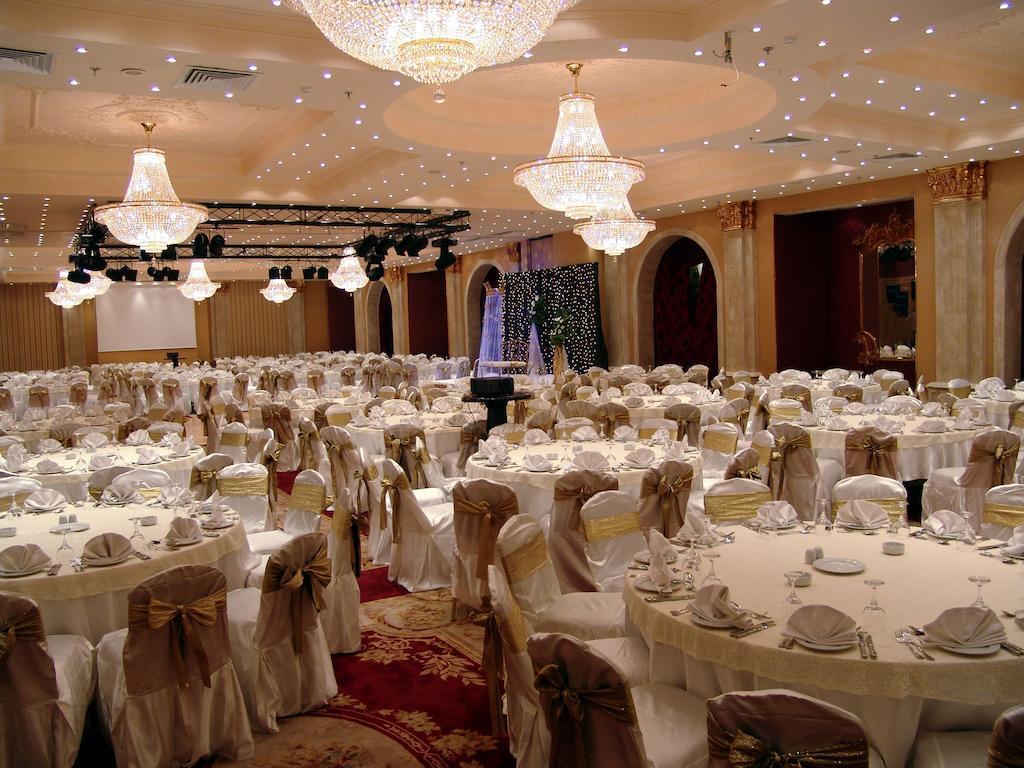Pyramisa Suites Hotel Cairo Giza Extérieur photo The ballroom at the hotel