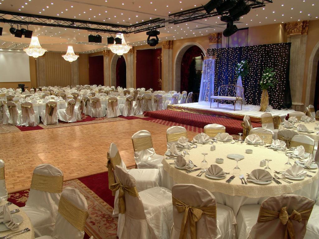 Pyramisa Suites Hotel Cairo Giza Restaurant photo The function room at the hotel