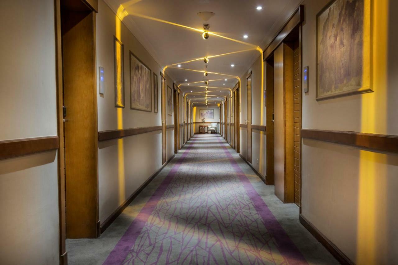 Pyramisa Suites Hotel Cairo Giza Extérieur photo The hotel's interior