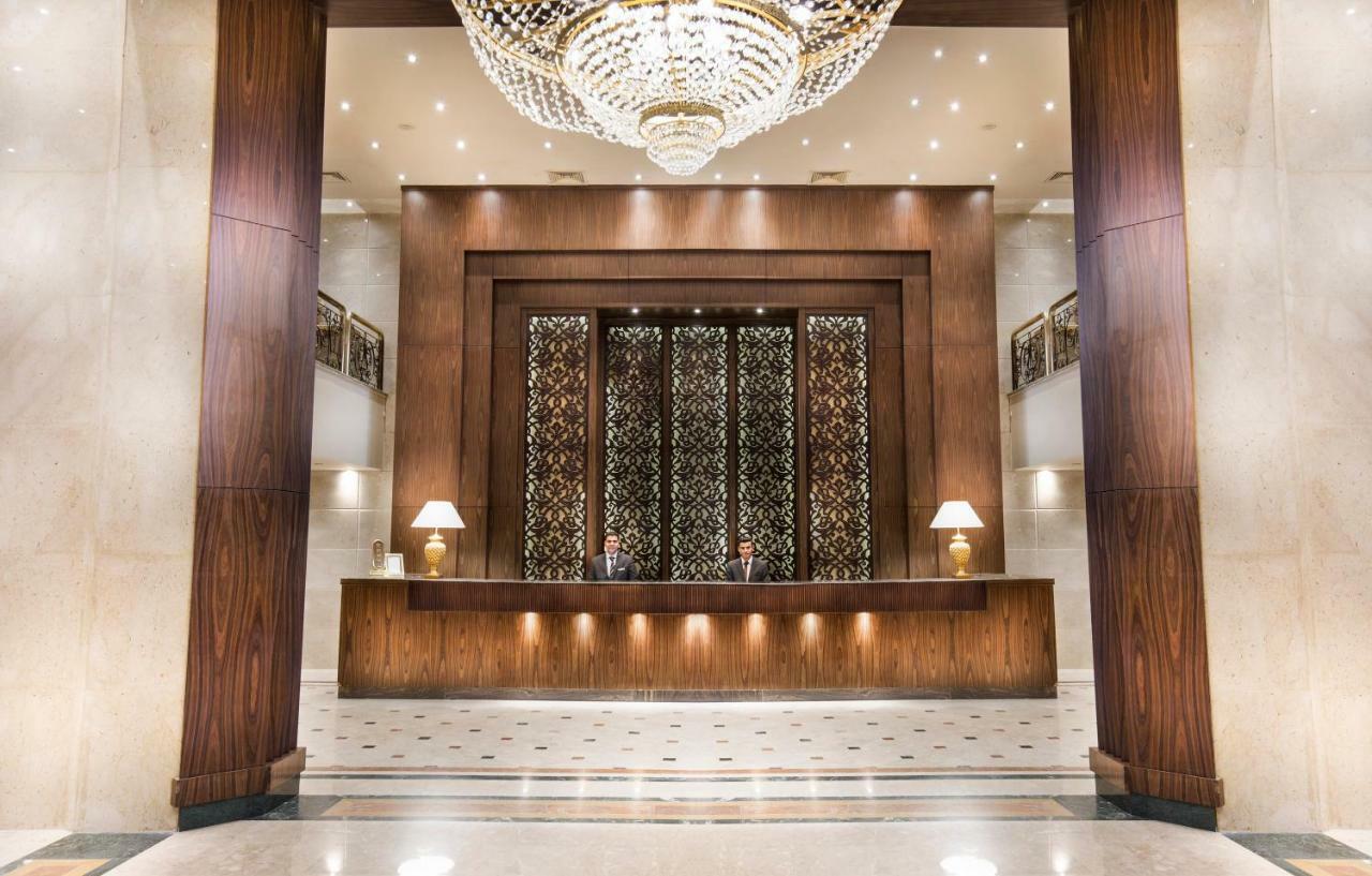 Pyramisa Suites Hotel Cairo Giza Extérieur photo Reception desk